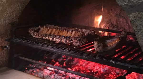 Degusta nuestras carnes a la brasa Degusta nuestras carnes a la brasa